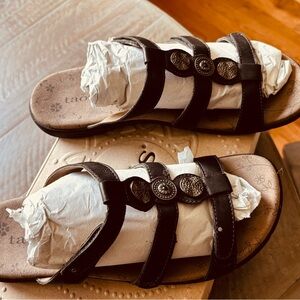 Taos Footwear Black Comfort Sandals with Adjustable Straps